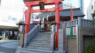 都会の雑踏の中にある神社