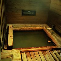 お風呂は一度外に出た離れにあります。お部屋にはないです。