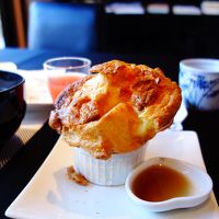 朝食の出来立てポップオーバー