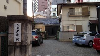 かろうじて窓がお寺の雰囲気を醸す