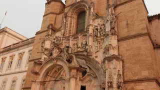 下町広場にある豪華なファサードの教会