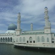立ち姿の美しいブルーモスクです