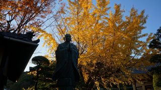 境内には日蓮上人の銅像