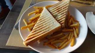 ガンガー沿いのきれいなレストラン