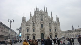 地下鉄の出口の階段を登ると広場に出ます