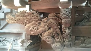 見事な彫刻に息を飲みます。
