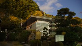 踏切を越えたすぐのところが入口です