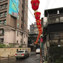 駅からは赤い提灯を辿って行けば大丈夫