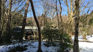 雪景色の「とらや工房」も趣がある