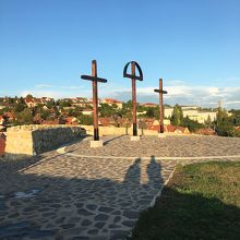 不思議な形の十字架が頂上にあります