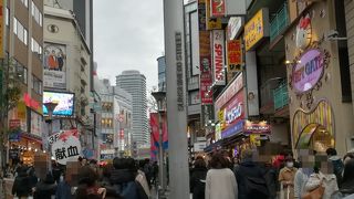 お店も人も多いです