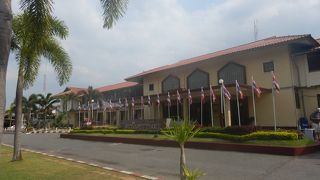 駅前に蒸気機関車が保存されている