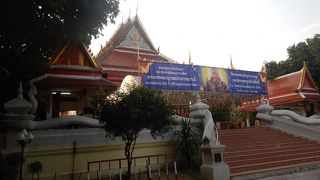 旧市街の中心部にある寺院