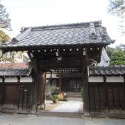 日本昔話に出て来そうな趣のあるお寺。