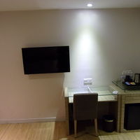 空の冷蔵庫にテレビ、金庫があります。