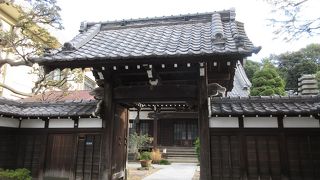 日本昔話に出て来そうな趣のあるお寺。