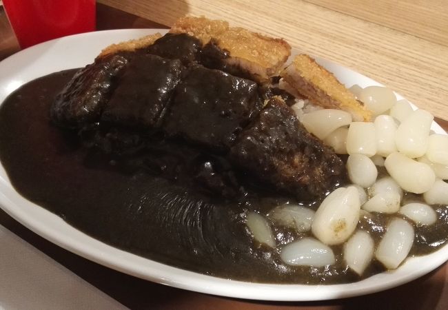 色に驚くカレー