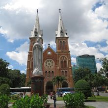 お隣の「サイゴン大教会」