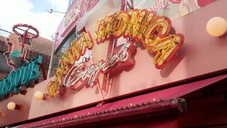 竹下通り沿いにあるクレープの専門店