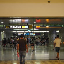 改札前は混雑しています