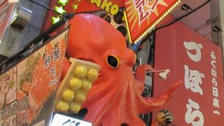 飛び出したタコの看板が目印ですぐわかります。