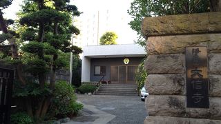 平屋建ての四角い建物