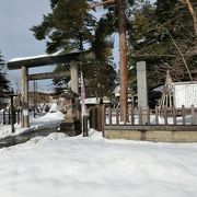 松岬公園の中に入り、上杉神社に向かう右側にあります。