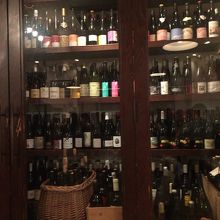 大きなワインセラーがあります。全て自然派ワインでした。