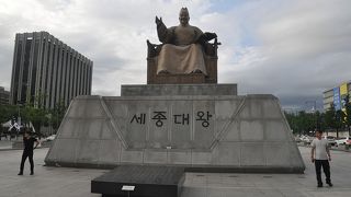 幅３０メートル以上の広場に世宗大王の座像が鎮座している憩いの場だった