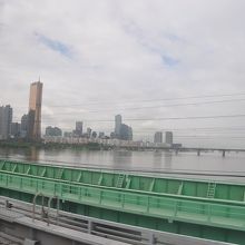 地下鉄１号線に乗ったときに渡った漢江。６３ビルも見えた