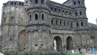 “第二のローマ”として、西方世界の首都と称されたトリアーのシンボルPorta Nigraポルタ・ニグラ（黒い門）