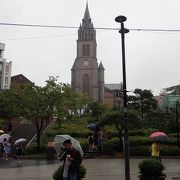 代表的繁華街の明洞近くにあるカトリック教会。雨だったせいかひっそりとしていた