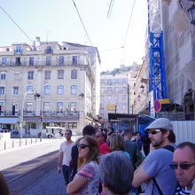 トラム乗り場には全世界からの観光客がたくさん待ってた