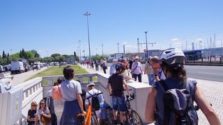 発見のモニュメントに行くときは、地下道を渡りましょう