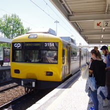 ベレン⇔カイスドソドレ駅を結ぶ電車。　カスカイスへも行けます