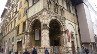 ドゥオモを見るときに背中の方にあります