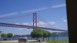 テージョ川にかかるキレイで長い吊り橋です