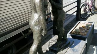 彫刻が並ぶ御堂筋