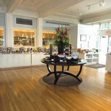 綺麗な明るいビュッフェです