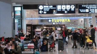 非制限エリアにあるツタヤ。会社員向けのビジネス本が充実していました。