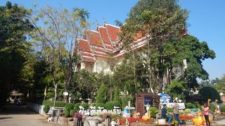 多くの人がお参りにく来る寺院
