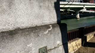 橋の南北で異なる雰囲気