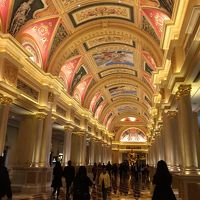 ロビーからカジノへのゴージャスな天井