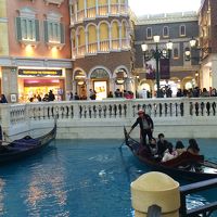 ショッピング施設グランドカナルには屋内でゴンドラに乗れる！