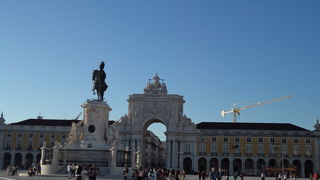 ジョゼ一世騎馬像や凱旋門が素晴らしい広場です!