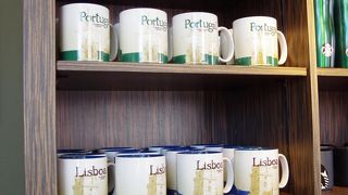 ロシオ駅構内のスタバ。　リスボンのご当地マグやエッグタルトも買えます!