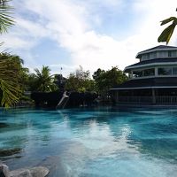 キリマンジャロカフェ前の真水のプール。プールバーがあります。