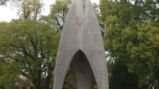 像の周りには千羽鶴が大量にありました。