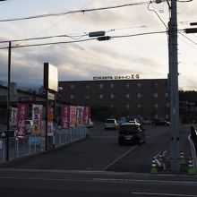 後にうっすらと富士山が見えます