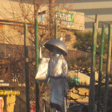 更級通りの中央分離帯に建っている